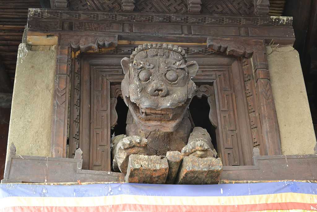 A wooden statue at the entrance of Ancient Leh Palace