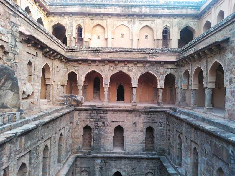 Rajon-ki-Baoli, Near Mehrauli, Delhi: Stepwell near Mehrauli