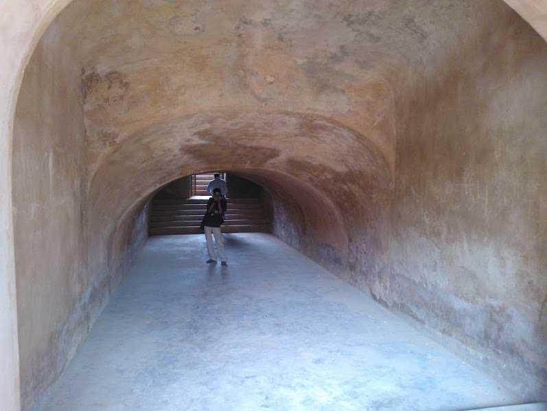 Tunnel at Baoli, Farrukh Nagar near Gurgaon: Pictures of baoli near gurgaon