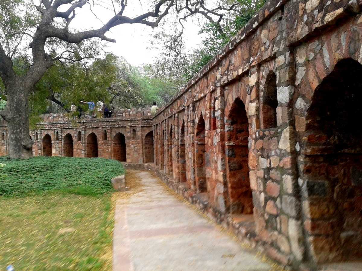 A walk around Isa Khan's Tomb A walk around Isa Khan's Tomb: pictures of Isa Khan's Tomb