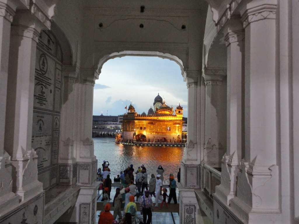 The temple looks even more beautiful at night. The water glistens.