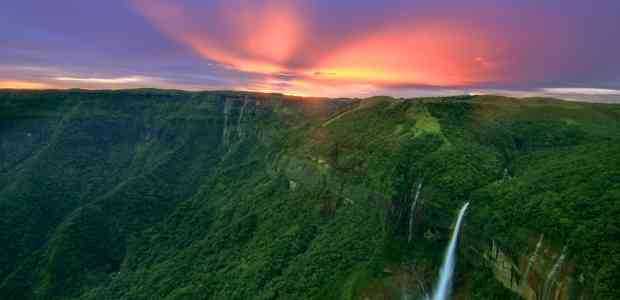 Monsoon Travel Destinations -> Must Visit Places in Monsoon in India