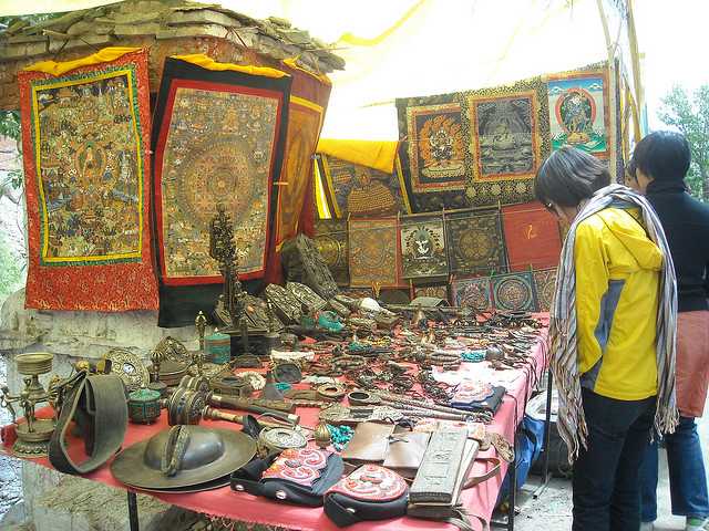 Hemis Festival shopping