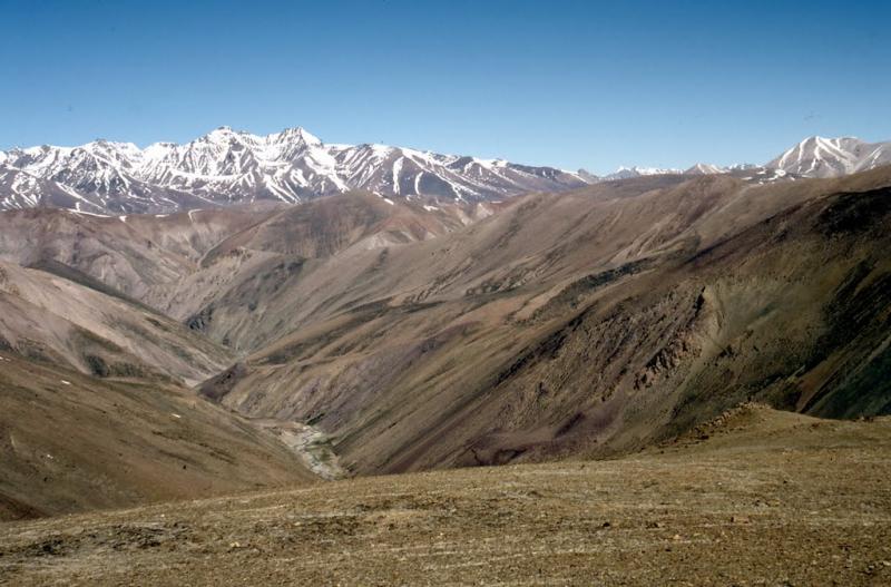 North to the peaks of Himachal Pradesh from S of Tsangchok la. Photo by Romesh Bhattacharji