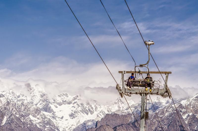 Auli ropeway - Skiers use it get on top of the slope