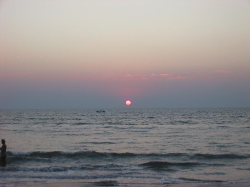 Mobor Beach, Goa Mobor Beach, Goa: Best beach in Goa for sunset
