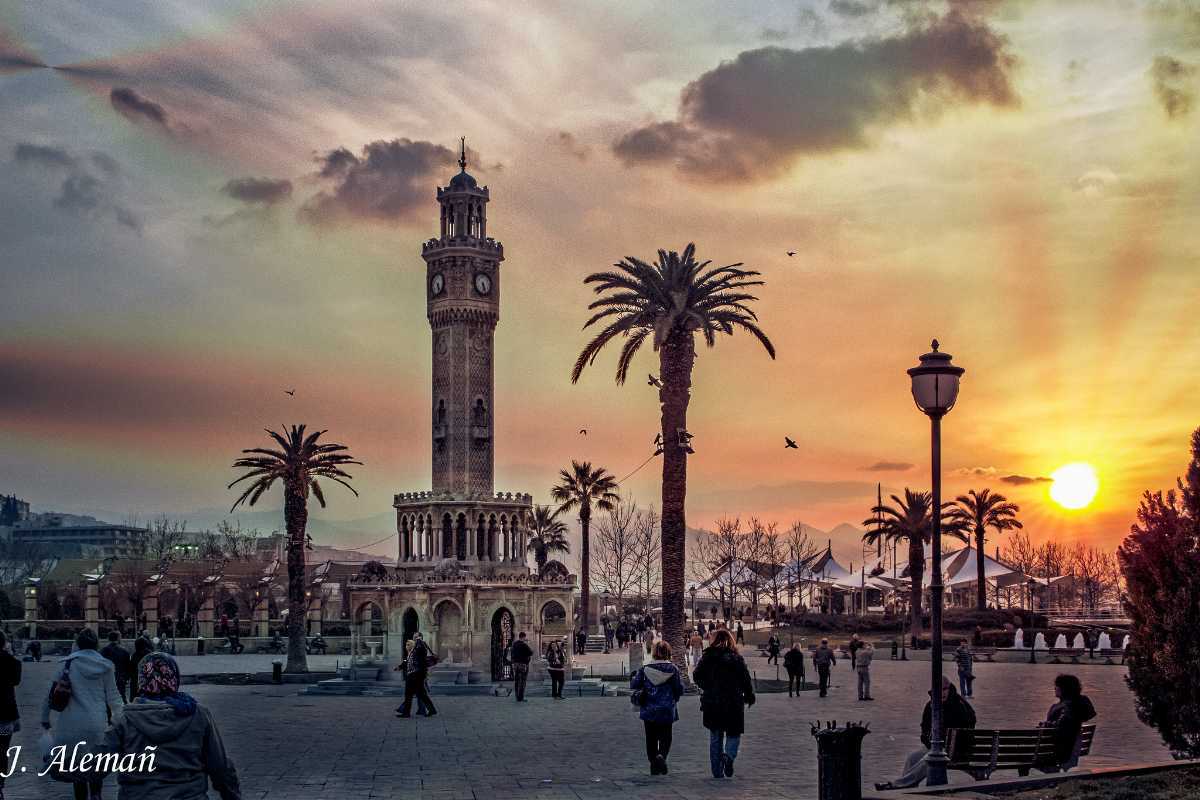 1,100+ Izmir Clock Tower Stock Photos, Pictures & Royalty-Free Images -  iStock | Izmir turkey, Reflection of light, Istanbul