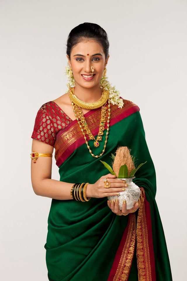 Maharashtrian bride wearing traditional saree and bridal jewellery. Bridal  nath. Bridal braid… | Indian bridal hairstyles, Wedding hairstyles, Indian  bridal fashion