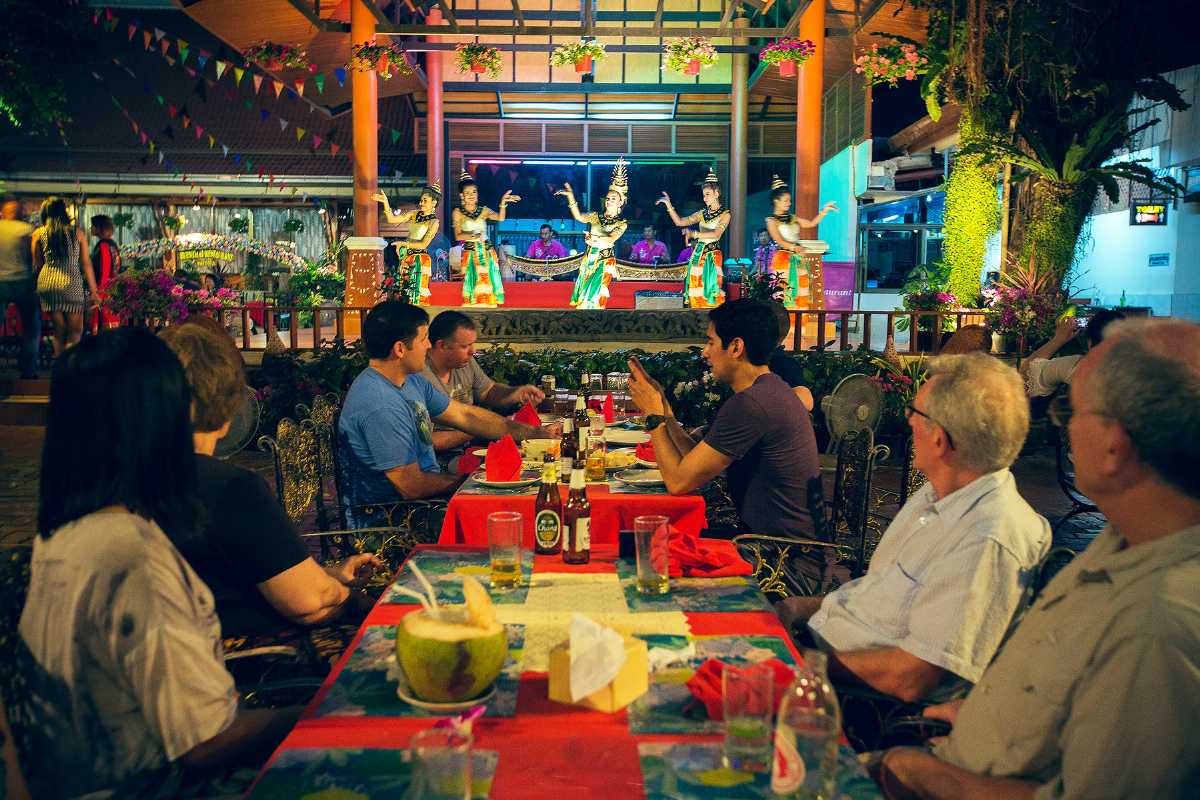 Ruen Thai Restaurant Presents Traditional Thai Dance Show Along with Halal Food in Pattaya