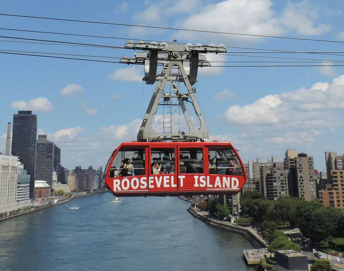 The aerial tramway to and from Roosevelt Island