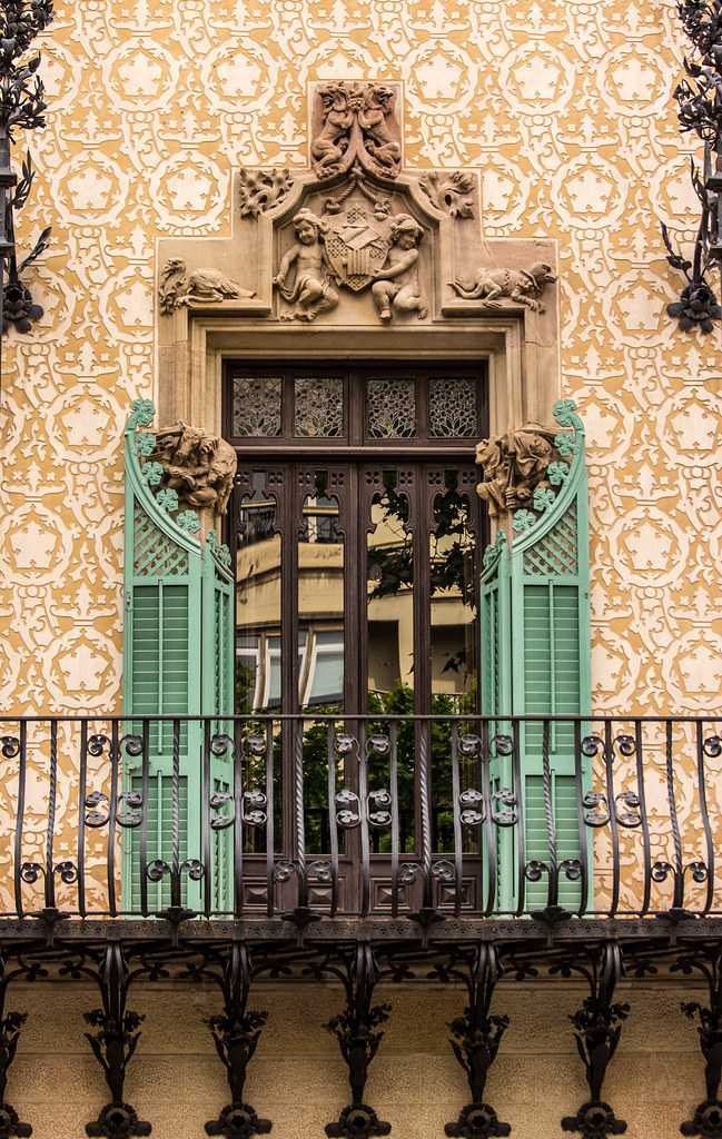 doorway, Casa Amatller, wrought iron, architecture