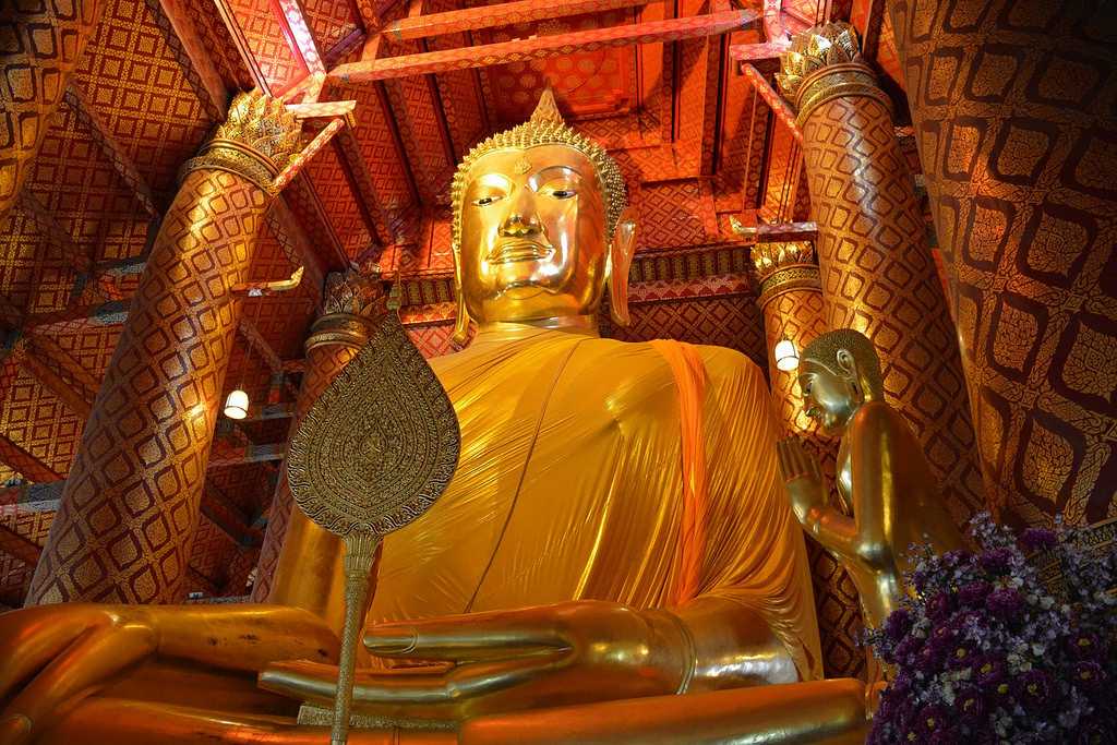 Wat Phanan Choeng Buddha Statue