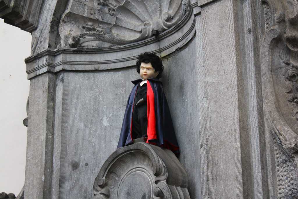 A Costumed Mannenken Pis, Traditions Around Manneken Pis