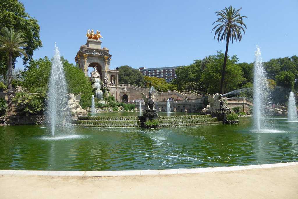 fountain, parc de la ciutadella, stone statues