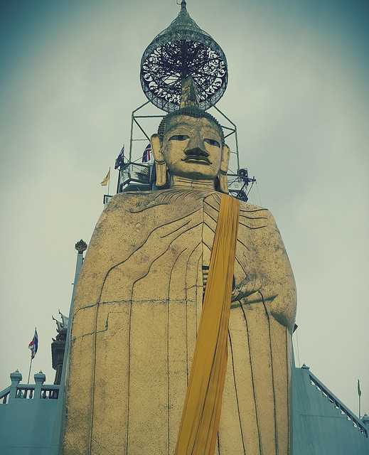 Buddha Statue at wat intharawihan