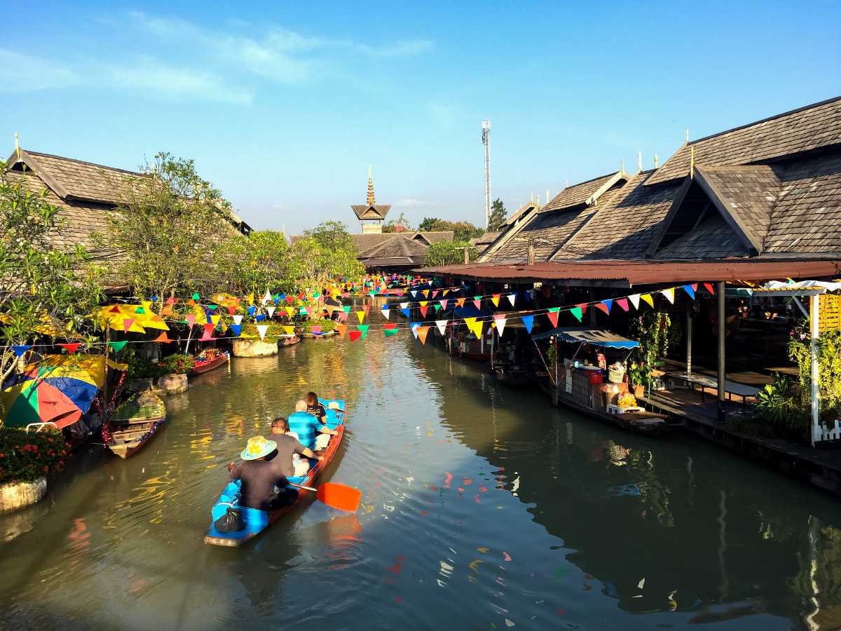 pattaya floating market, shopping in thailand