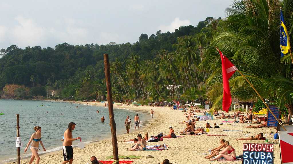 Nightlife in Koh Chang has room for both party buffs and the ones looking to lounge around.