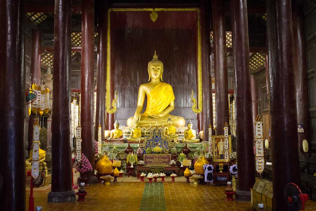 Golden Buddha at the Prayer Hall in Wat Phan Tao