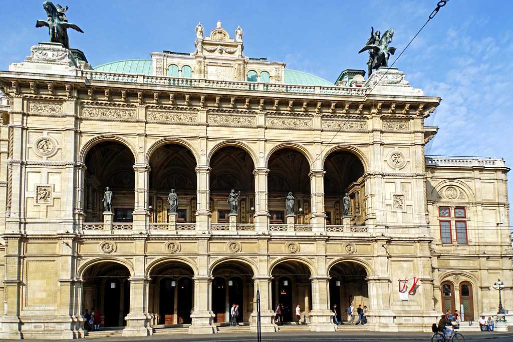 Hanhel’s Five Statues at Vienna State Opera, Vienna