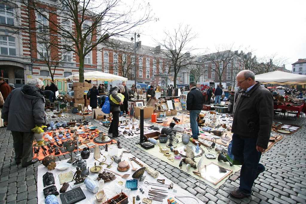 Marché aux Puces de Bruxelles, Shopping near Manneken Pis