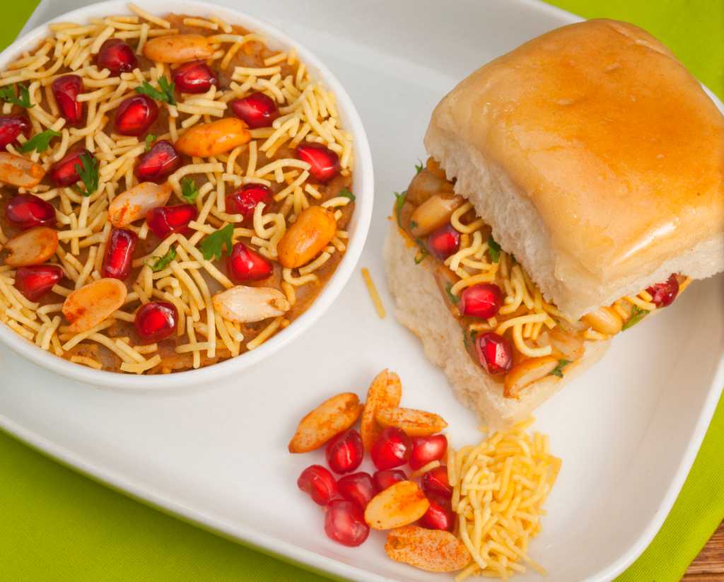 Dabeli, Street food in Vadodara