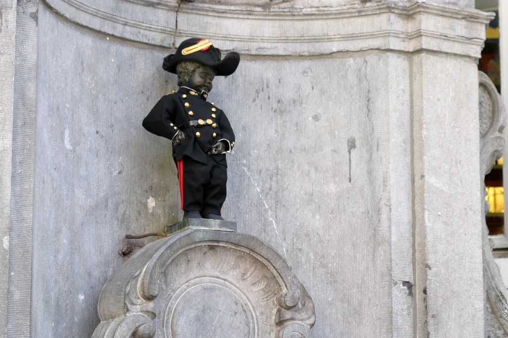 A Costumed Mannenken Pis, Traditions Around Manneken Pis