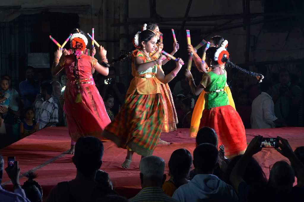 Western vs Local Tamil Kuthu Song - Dance By School Kids 