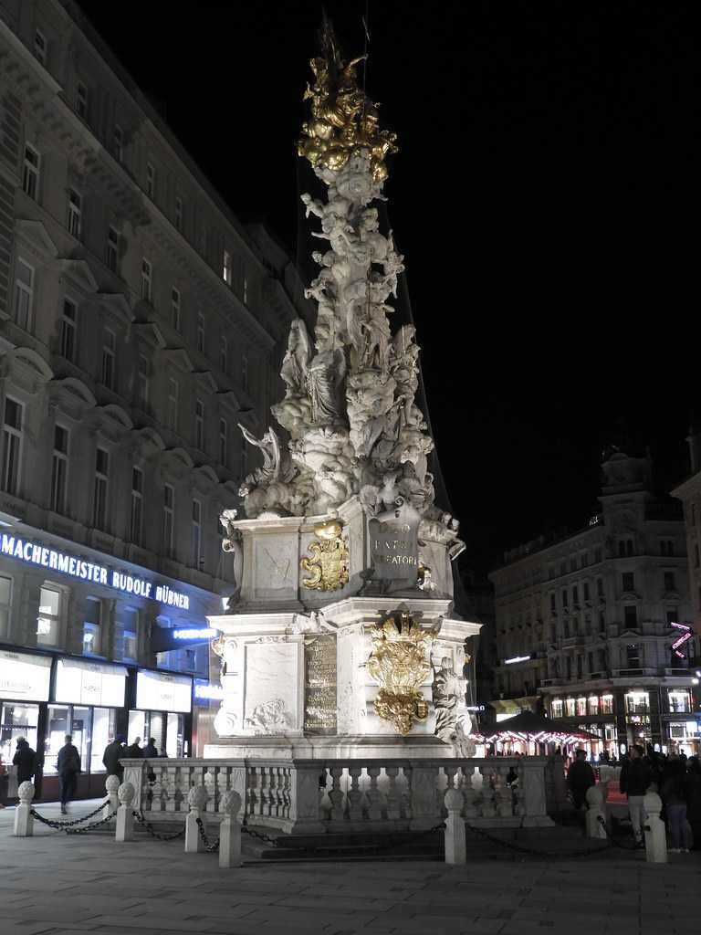 pestsaule column, graben