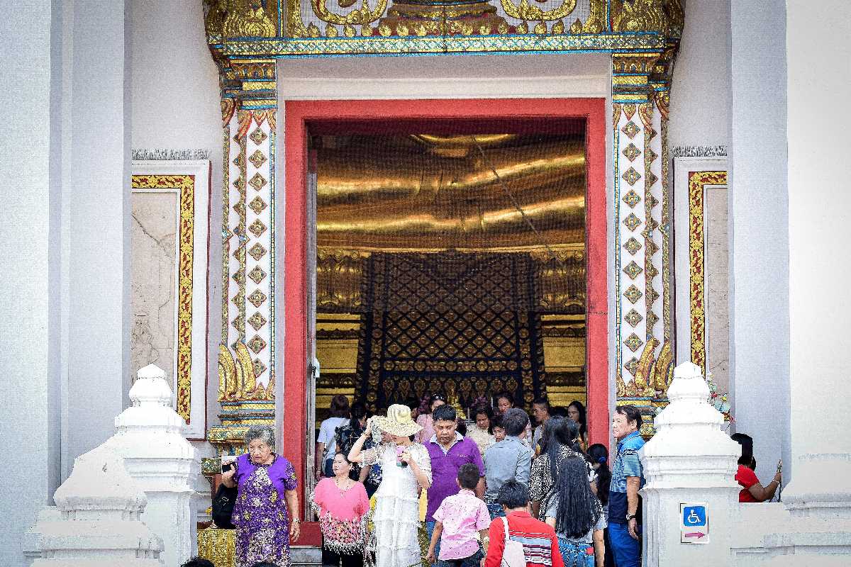 Tourists at  Wihan Phra Mongkhon Bophit