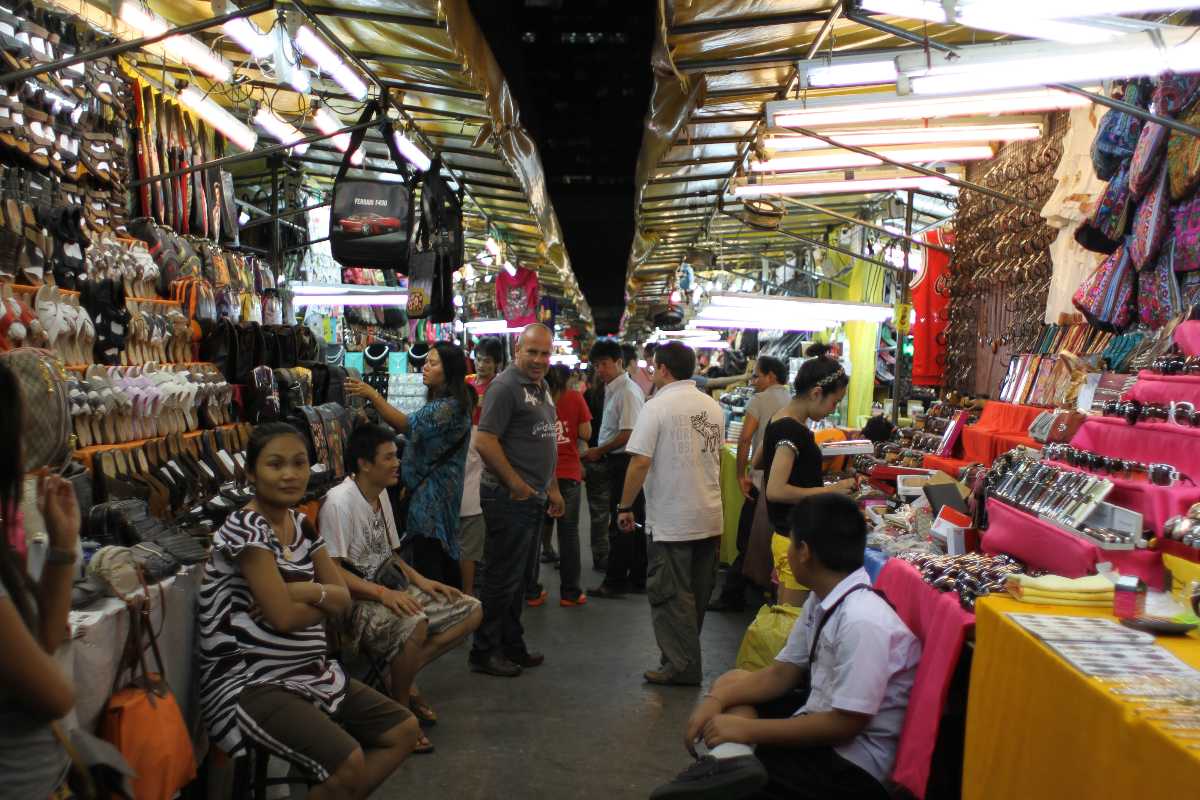 Патпонг. Patpong Night Market. Night Market in Bangkok. Бангкок одежда