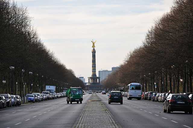 Visitors travelling in different vehicles to visit the Victory Column