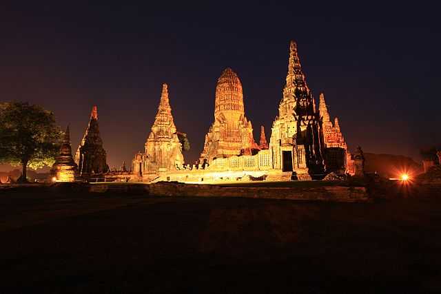 Wat Chaiwatthanaram at night