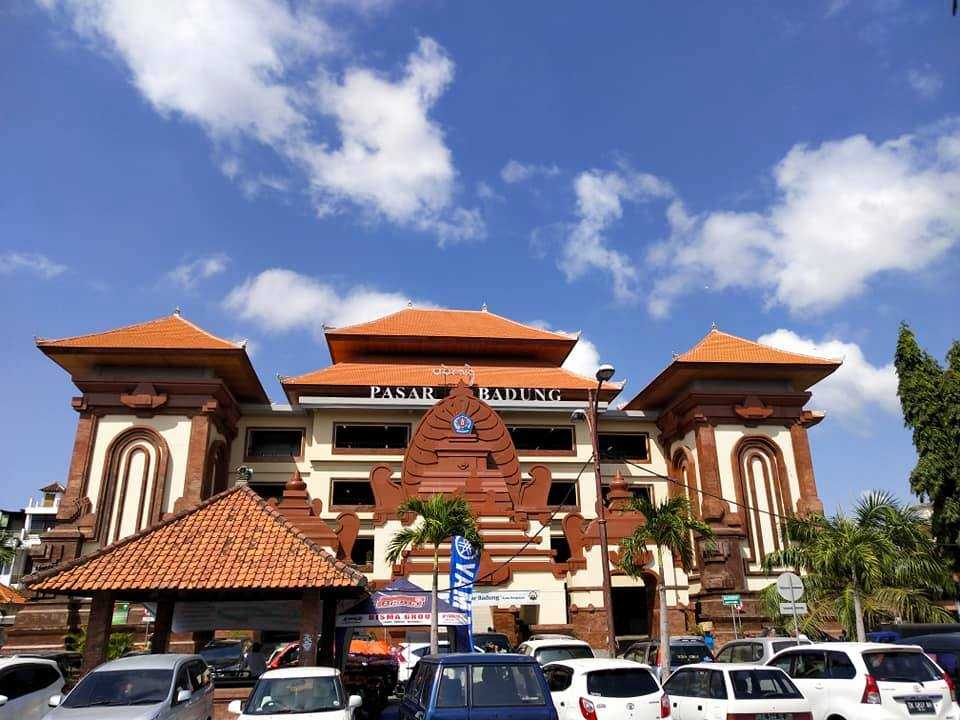 Outside view of the grand Pasar Badung market building