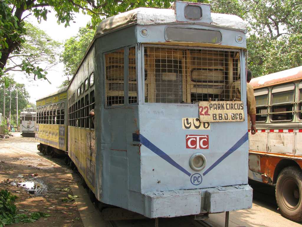 হাওড়া ব্রিজের উপর দিয়ে যাওয়ার প্রথম বাহন ছিল একটি ট্রাম। 