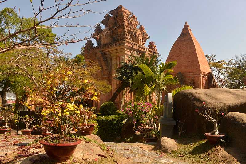 An old Hindu temple in Vietnam, Religion in Vietnam