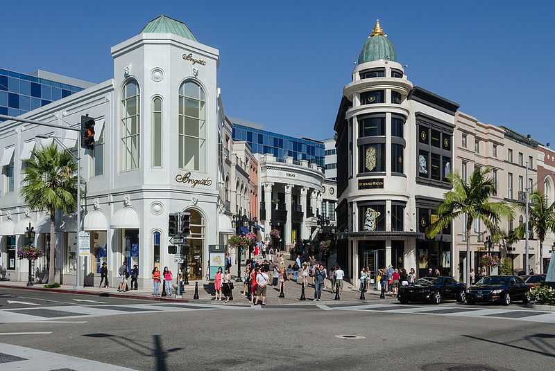 World famous Rodeo Drive in Beverly Hills at night foto de Stock