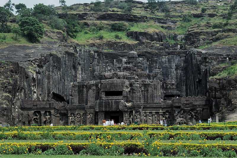 https://www.holidify.com/images/cmsuploads/compressed/800px-Ellora_caves%2CAurangabad%2CMaharashtra_20190114140546.jpg?utm_source=chatgpt.com