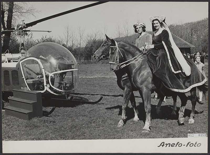 Countess Jacoba van Beieren welcomed by her husband, Frank van Beieren,  upon landing by a helicopter which was followed by a horse ride on the grounds of Keukenhof on 24 April, 1952