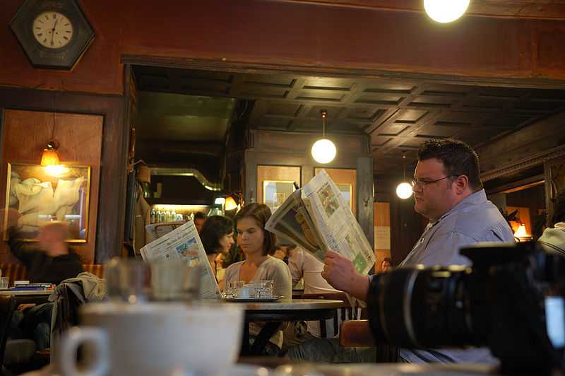 hawelka cafe, people reading newspaper, graben vienna