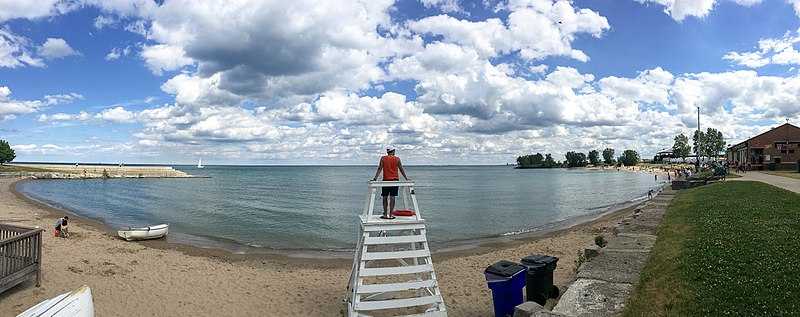 Chicago's 12th Street Beach, a narrow strip of beach just south of the  city's Museum Campus provides relief from summer heat. Chicago, Illinois,  USA Stock Photo - Alamy