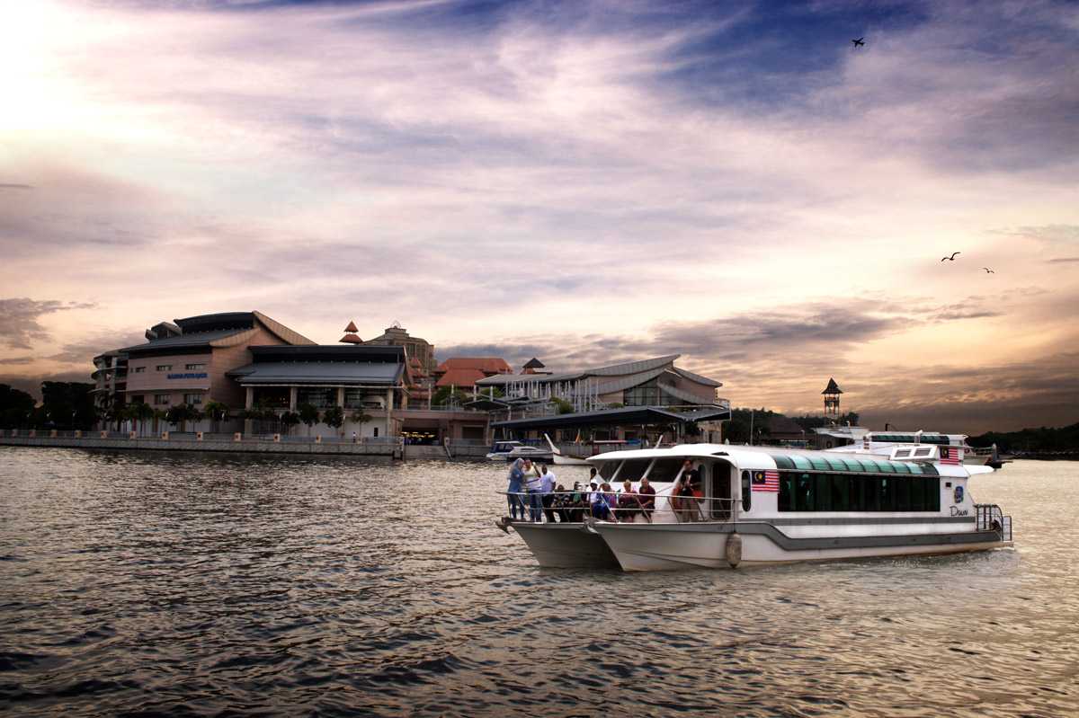 putrajaya cruise love boat