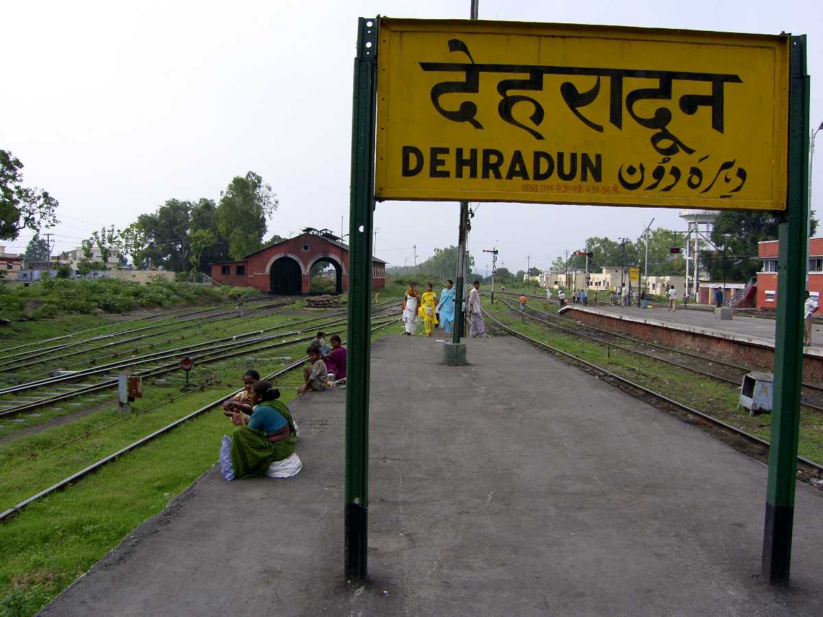 dehradun tourist places near railway station
