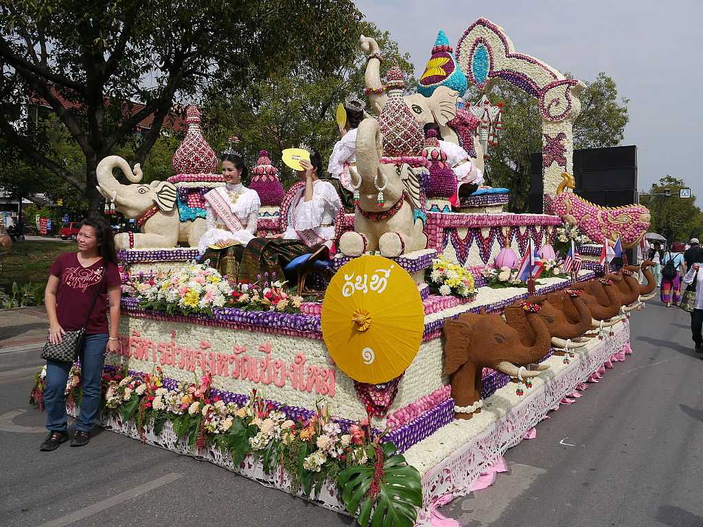 https://www.holidify.com/images/cmsuploads/compressed/Flower_Festival_Chiang_Mai_-_P1150897_20180725000811.JPG