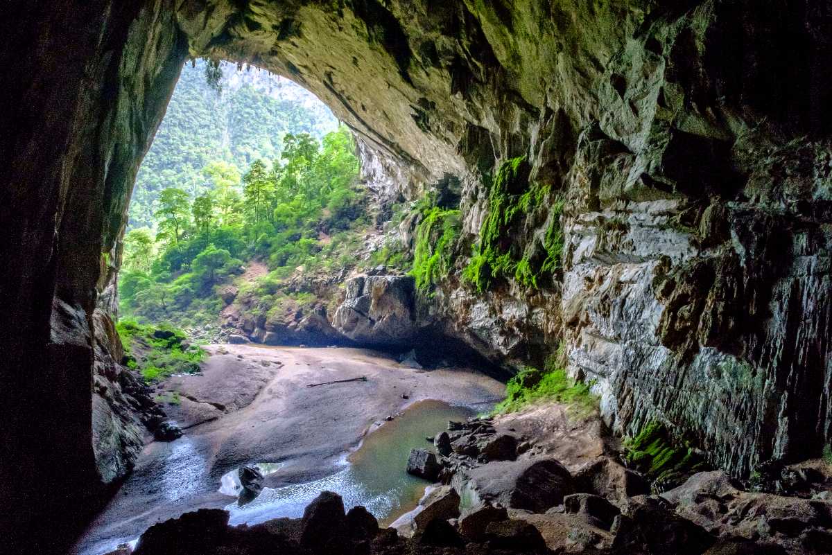 Caves in Vietnam, Hang En Cave, Caving in Vietnam
