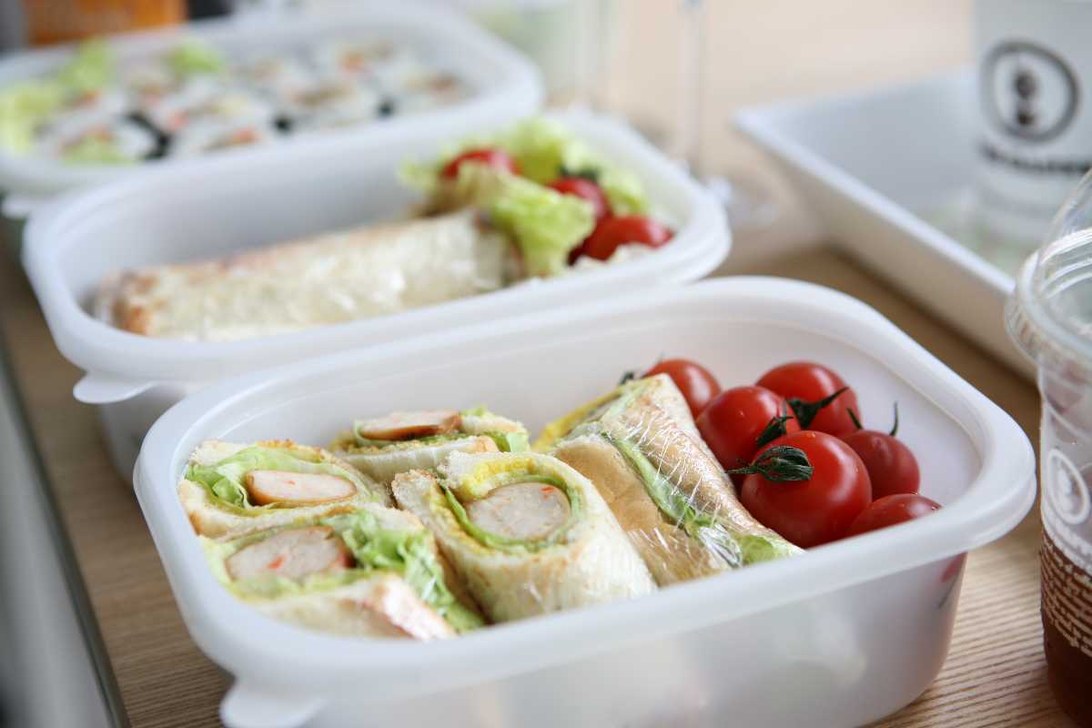 Healthy Snack Box, Tips to Maintain a Healthy Diet while Travelling