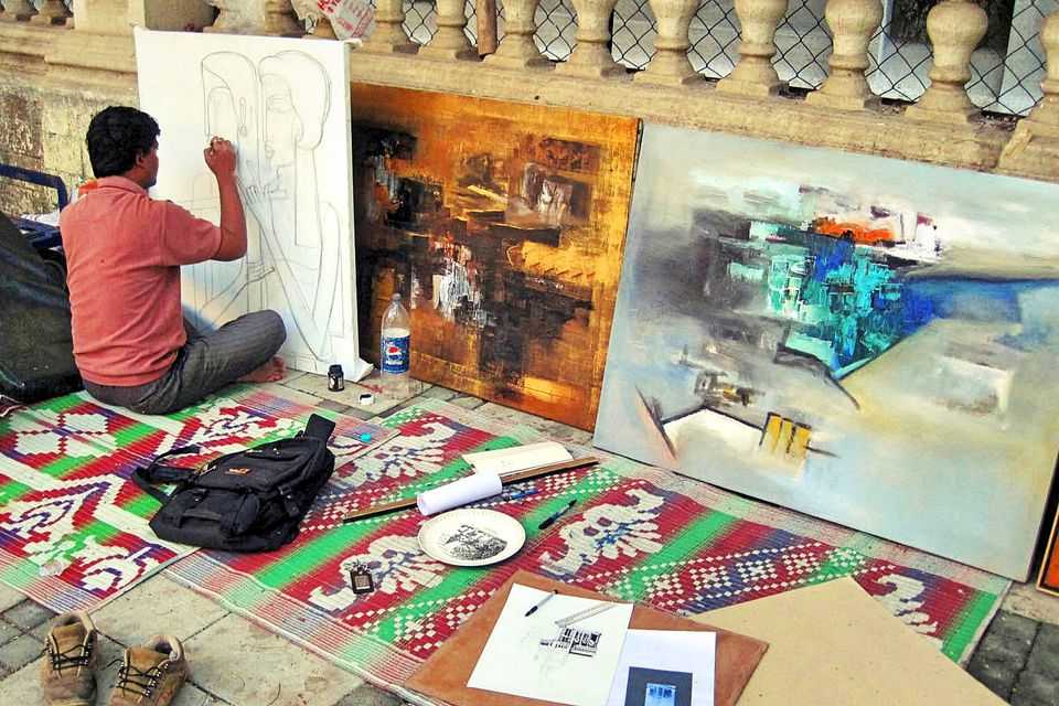 An artist at Kala Ghoda Pavement Gallery, Shopping at Mumbai