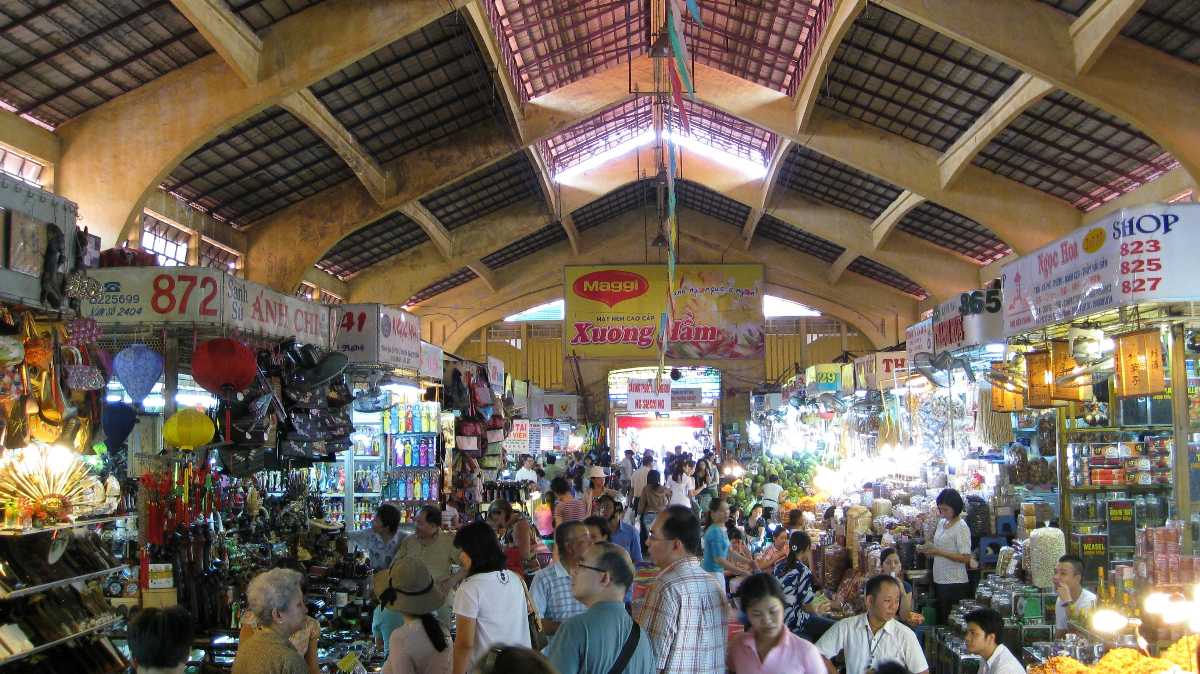 Crowds at Ben Thanh Market