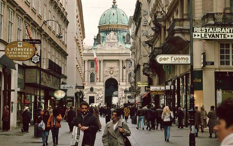 kohlmarkt, shopping street, crowds, stephansplatz vienna