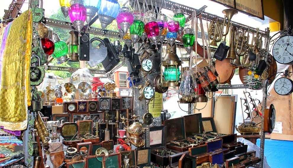 Vintage items at Chor Bazaar Mumbai, Shopping at Mumbai