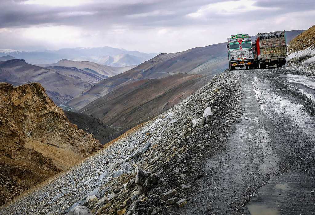 16 Dangerous Roads in India That Only Daredevils Can Drive On!